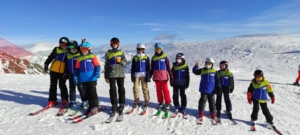 Giovani partecipanti ai corsi di sci di Natale
